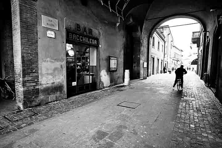 Sua história remonta à época romana, quando era conhecida como Forum Cornelii, fundada no século 2 a.C. como um importante centro estratégico e comercial.