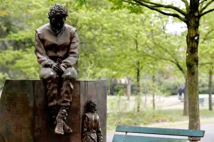 Existe até um monumento em homenagem ao piloto brasileiro em uma das praças da cidade.