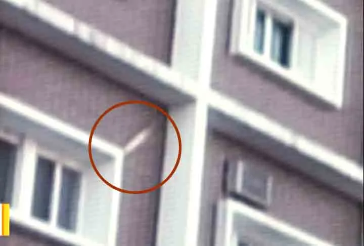 Em 2001, quando Chico Xavier estava internado para tratar de uma pneumonia, a câmera de um cinegrafista da TV Integração (afiliada da Globo em Uberaba) flagrou uma luz enigmática entrando pela janela do quarto do hospital. 