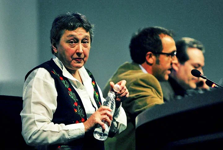 LYNN MARGULIS  (1938–2011):
Desenvolveu a teoria da endossimbiose, que explica como as células eucarióticas (como as de plantas e animais) evoluíram a partir de uma relação simbiótica entre células procarióticas.