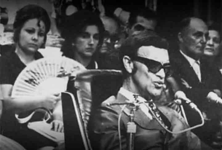 Filho de pais analfabetos - a mãe era lavadeira e o pai, vendedor de loterias -, Chico Xavier publicou seu primeiro livro aos 22 anos. 
