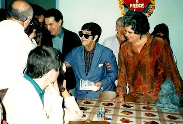 A arrecadação obtida com a venda de livros foi destinada inteiramente a trabalhos de caridade. Chico Xavier ficou muito conhecido também por suas obras assistenciais. 
