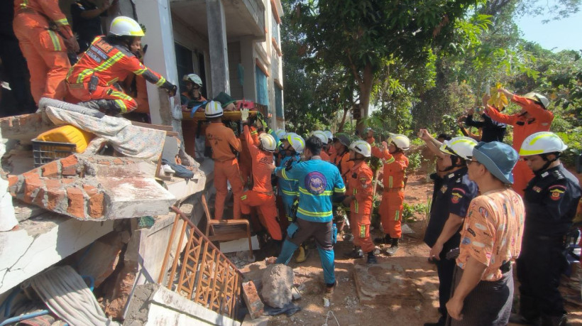 A mulher foi resgatada com sucesso e levada ao hospital uma hora depois.