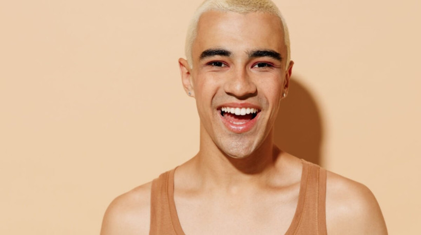 Os cabelos descoloridos precisam de cuidados especiais (Imagem: ViDI Studio | Shutterstock)