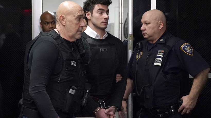 A procuradora-geral dos EUA, Pam Bondi, pediu aos promotores federais que busquem a pena de morte para Luigi Mangione, que supostamente atirou em um CEO americano da área de saúde