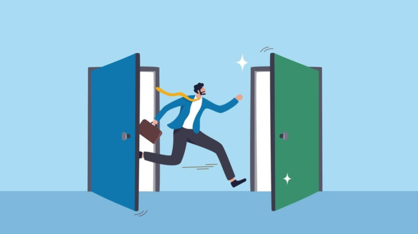 Mudar de área pode ser a chave para conseguir um trabalho alinhado aos seus sonhos e objetivos (Imagem: eamesBot | Shutterstock)