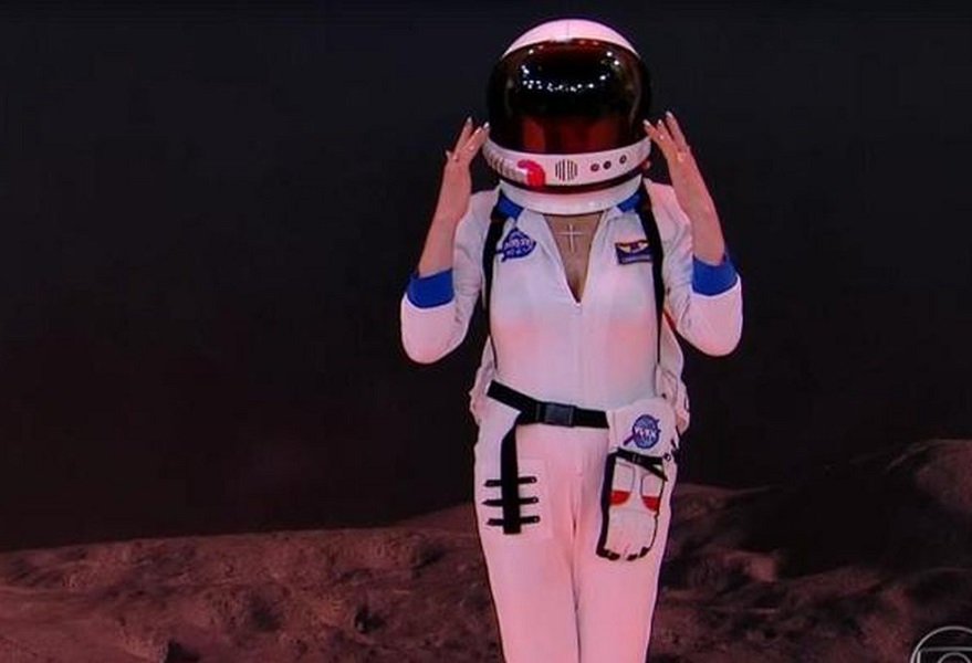 Em 2021, absolutamente do nada, Ana Maria apareceu vestida de astronauta durante a abertura do programa. Ao som do tema do filme “2001: Uma Odisseia no Espaço”, a apresentadora promoveu o momento icônico com o intuito de “alertar” que a Terra não é plana.