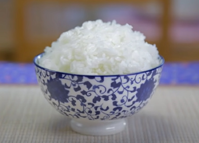 Arroz Cateto ou Japonês- Caracterizado por grãos curtos e arredondados, é rico em amido, com textura pegajosa quando cozido.