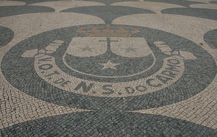 Como o nome diz, sua origem vem de Portugal e esse tipo de calçamento se expandiu para os países colonizados, como o Brasil. 