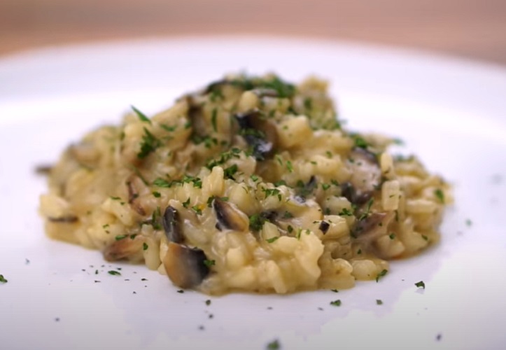 Arroz Arbóreo- Com grãos curtos e arredondados, conhecido por absorver líquidos, é ideal para risotos. Sua versatilidade é evidente na culinária italiana, harmonizando-se com frutos do mar, cogumelos e queijos.