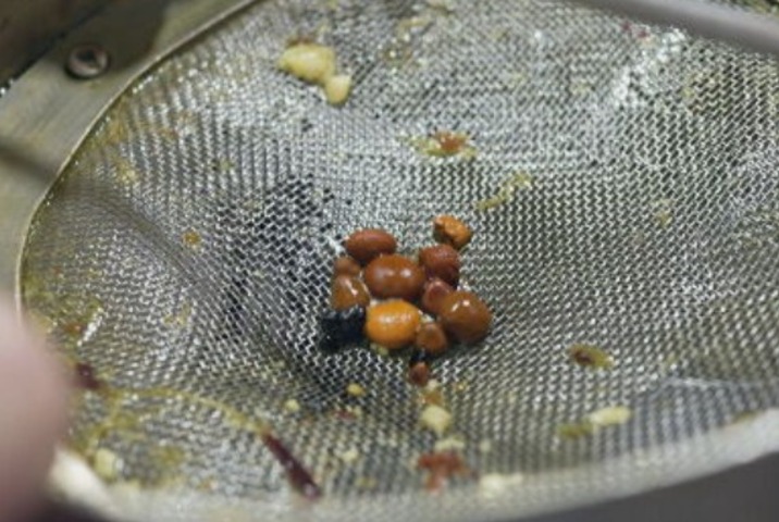 Na peneira, quando as pedras são encontradas, o empresário ganha na loteria.