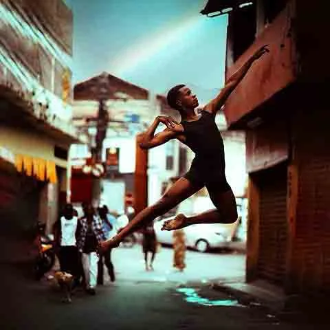 A favela tem voz, tem arte, tem história. Ajude este livro a amplificar tudo isso!
120 imagens que vão te emocionar.