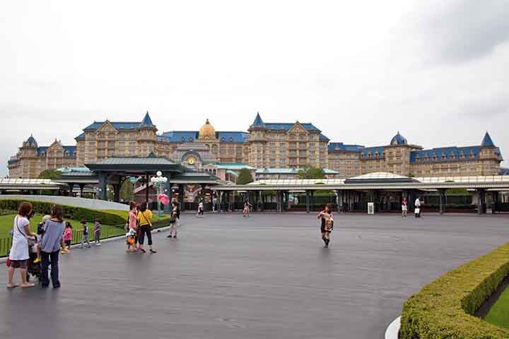 Quem pensa que existe parque da Disney apenas nos Estados Unidos está enganado. A Disneylândia de Tóquio completou 41 anos de existência no dia 15 de abril de 2024. O Flipar mostra detalhes do primeiro parque da Disney a ser construído fora do solo norte-americano.