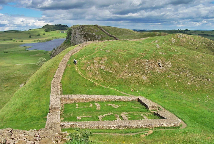 MURALHA DE ADRIANO - Fica em Brampton, na Inglaterra, e  conteve o avanço do Império Romano sobre a Grã-Bretanha, no ano 122.  A barreira de 117 quilômetros, de pedra e madeira, é patrimônio mundial da Unesco. 