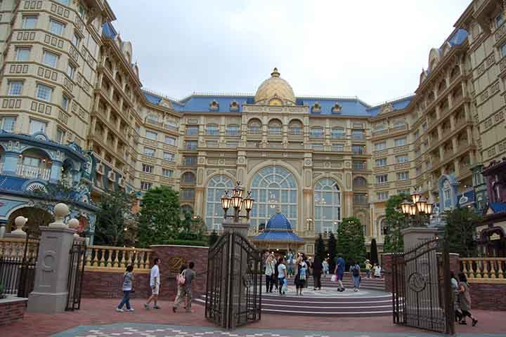 Localizado em Urayasu, Chiba, perto da cidade de Tóquio, no Japão, o Tokyo Disneyland é um dos 11 parques temáticos da companhia espalhados pelo mundo.