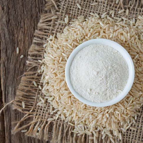 Farinha de Arroz- Ideal para intolerantes ao glúten, é fonte de energia e fibras. Contém vitaminas do complexo B e possui baixo índice glicêmico. A cada 100 gramas tem 593 calorias.  Indicada para o preparo pães, quiches, bolos, mingaus e pudins.