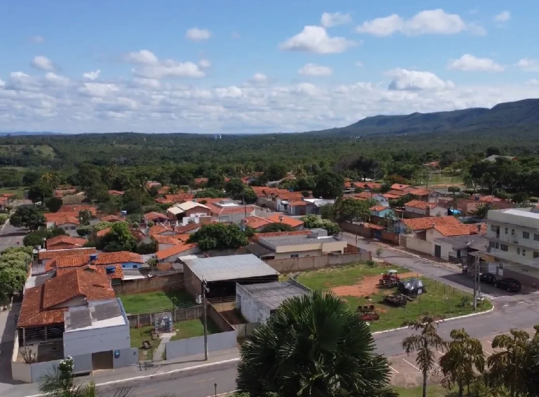 De acordo com os números do IBGE no Censo Demográfico 2022, Rio Quente tem cerca de 3,9 mil moradores, mas o incrível é que tem mais de 4,1 mil casas na região.
