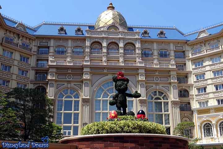 O parque foi construído pela Walt Disney Imagineering, no mesmo estilo da Disneylândia, na Califórnia, e ao Magic Kingdom, na Flórida. 
