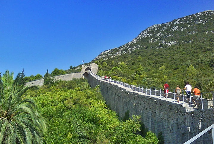 MURALHAS DE STON - Com 5,5 km, estão entre as mais extensas da Europa e podem ser percorridas a pé por causa de sua boa preservação. Esta fortaleza foi erguida no século 14 para proteger o porto situado no  sul da Croácia. 