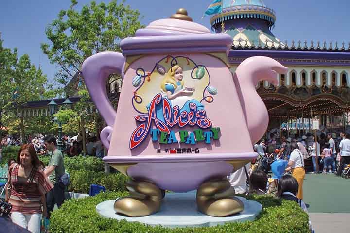 Além disso, é propriedade da The Oriental Land Company, que licencia o tema da The Walt Disney Company. 