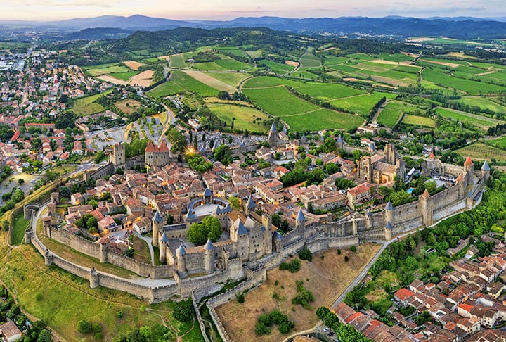 CARCASSONE -A vila medieval de Carcassone é cercada por dois muros.  O local ficou abandonado a partir do século 17 e estava em degradação. Mas, no século 19, o arquiteto Viollet Le Duc foi o responsável por sua restauração. 