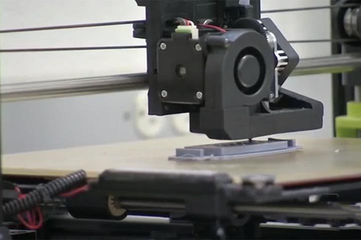 Na construção do imóvel tecnológico é utilizada uma impressora de quase três toneladas. 
