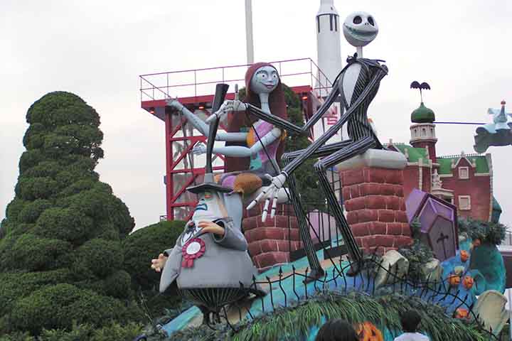 Sobre os Souvenirs, as lojas da Tokyo Disneyland trazem artigos desde bichinhos de pelúcia, chás e meias, assim como chapéus de personagens bem únicos e exclusivos, que não tem nem na Disney dos Estados Unidos. 