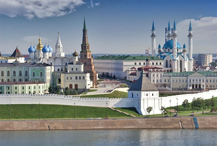 KREMLIN DE KAZAN - Situado no encontro dos rios Volga e Kazanka, foi erguido durante reinado do  imperador russo (czar) Ivan, o Terrível, no século 16. Trata-se da cidade histórica mais relevante da República do Tartaristão, na Rússia. As torres e a muralha de proteção se destacam. 