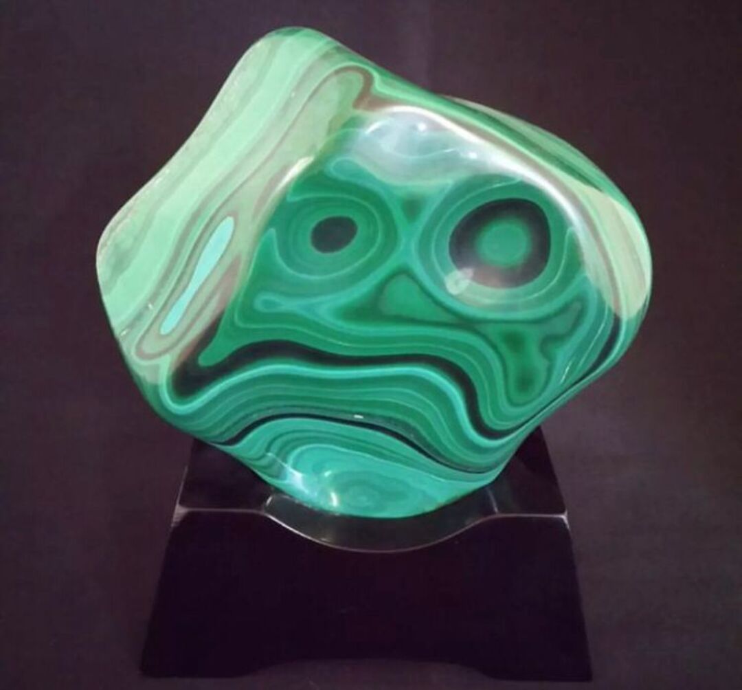 O museu se baseia no termo conhecido como “pareidolia”, que se trata de um fenômeno psicológico em que uma pessoa percebe padrões como rostos ou formas reconhecíveis em objetos inanimados. 