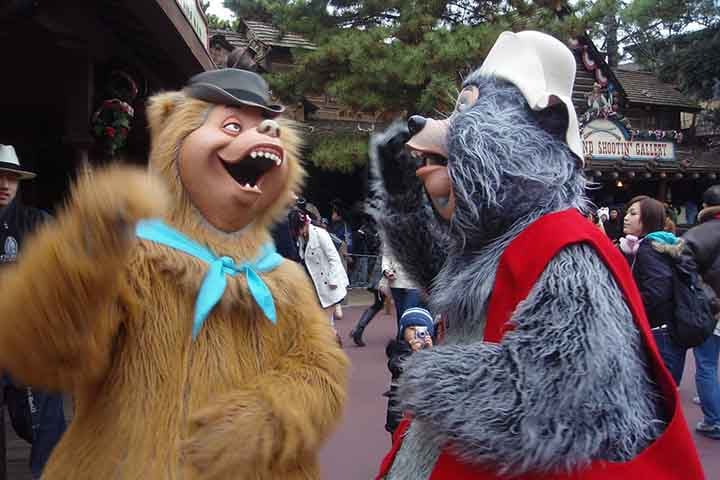 A Disney de Tóquio tem um luau da Lilo, um em homenagem à Polinésia, assim como um show com ritmos latinos (que inclui o Tico e Teco, entre outras paradas e shows),