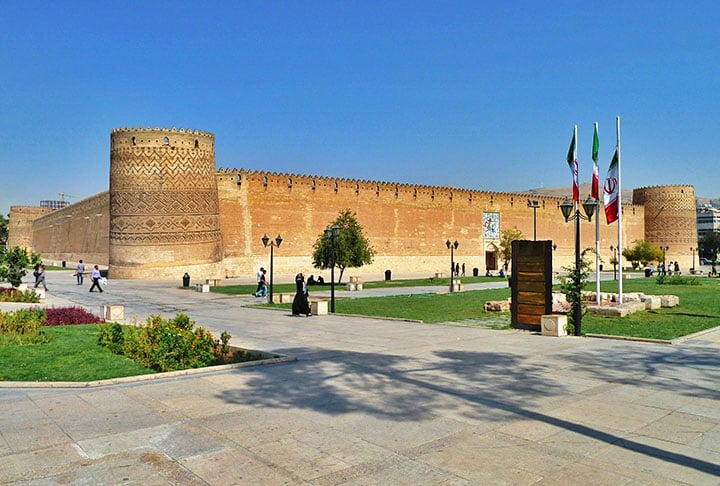 SHIRAZ - Fica no sul do Irã próximo às ruínas de Persépolis. É conhecida por ser a cidade das flores e dos poetas. Desde o século 18 é protegida por altos muros de tijolos, com quatro torres largas. Outros pontos a serem visitados são o bazar, o portão do Alcorão e a Mesquita Rosa. 