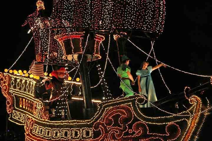 Por lá, tem o Tokyo Disneyland Resort, que também fica em uma cidade colada na capital japonesa, chamada Urayasu, que faz parte da região metropolitana. O resort fica à beira do mar, próximo ao aeroporto internacional de Narita.