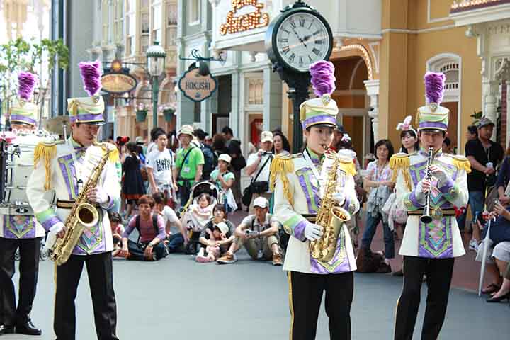 O World Bazaar é o corredor da entrada principal e da área comercial da Disneylândia de Tóquio. Apesar de usar a palavra World no nome, a visão geral que se tem é da América do século XX, como as áreas Main Street, U.S.A. de outros parques do estilo do Magic Kingdom.