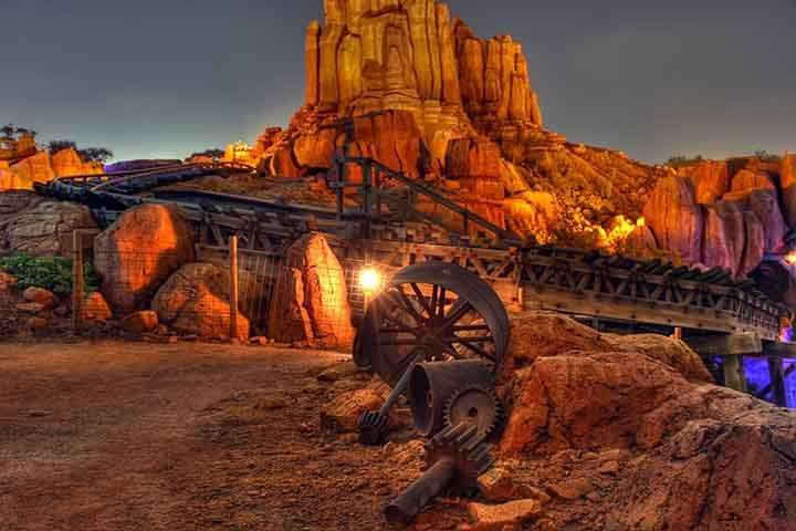 É uma junção da New Orleans Square e das áreas de Adventureland encontradas na Disneylândia dos Estados Unidos. As principais atrações incluem Piratas do Caribe, Jungle Cruise, e The Enchanted Tiki Room.