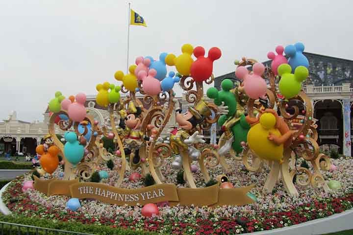 A área Queen Of Hearts Banquet Hall é voltada para quem é apaixonado por Alice no País das Maravilhas. Por lá, tem um restaurante todo decorado de acordo com o filme, com o cardápio inspirado no desenho. Além de muitas das opções do menu vêm em pratos e xícaras com imagens do filme.