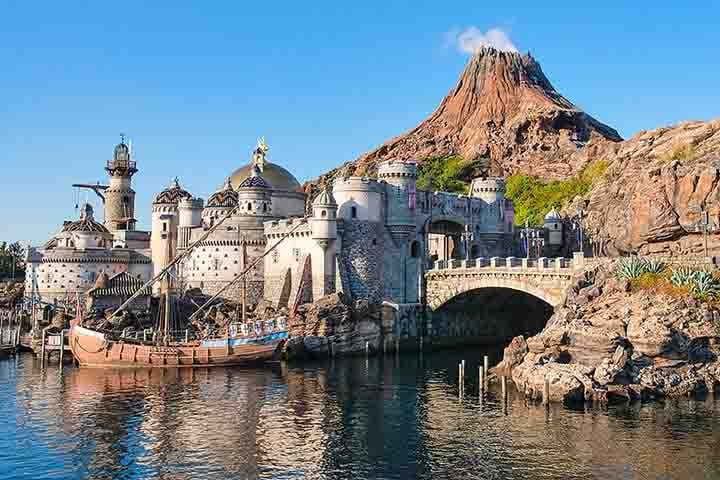 Foi originalmente inaugurado como Bear Country no Disneyland Park em 1972, com o Country Bear Jamboree (1972–2001) como peça central e também está presente no parque de Tóquio.