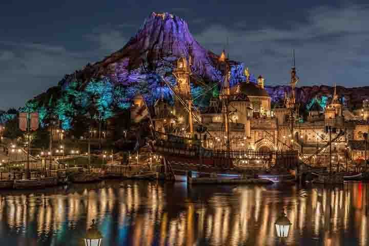 Um canal artificial que é lar do Barco Fluvial Mark Twain, Tom Sawyer Island, e numerosos animais vivos e animatrônicos. As principais atrações incluem Big Thunder Mountain e o Teatro Country Bear.