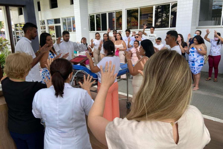 Maria Heloisa, paciente de um ano, é batizada no Hospital Infantil Albert Sabin na última sexta-feira, 28.