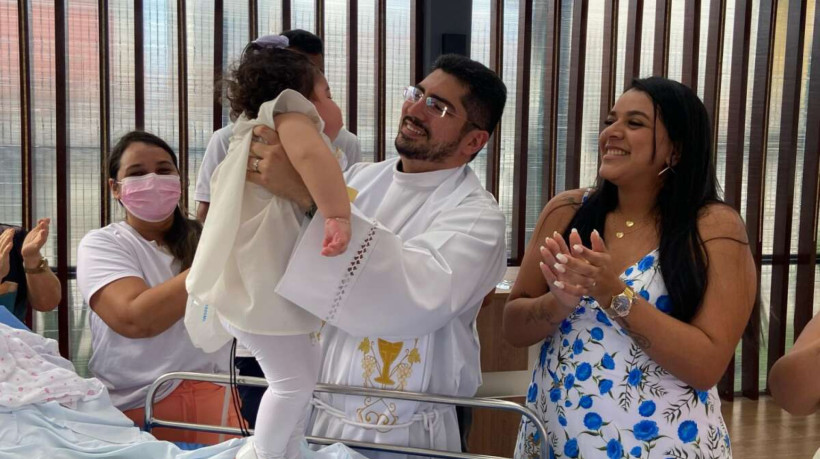 Maria Heloisa, paciente de um ano, é batizada no Hospital Infantil Albert Sabin nessa última sexta, 28.