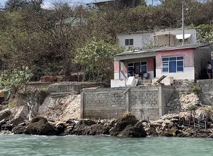 Em entrevista à AFP, Mirla disse que o mar destruiu 250 casas da comunidade, o posto de saúde, píeres... levou vários salões comunitários, infraestrutura elétrica e o cemitério.