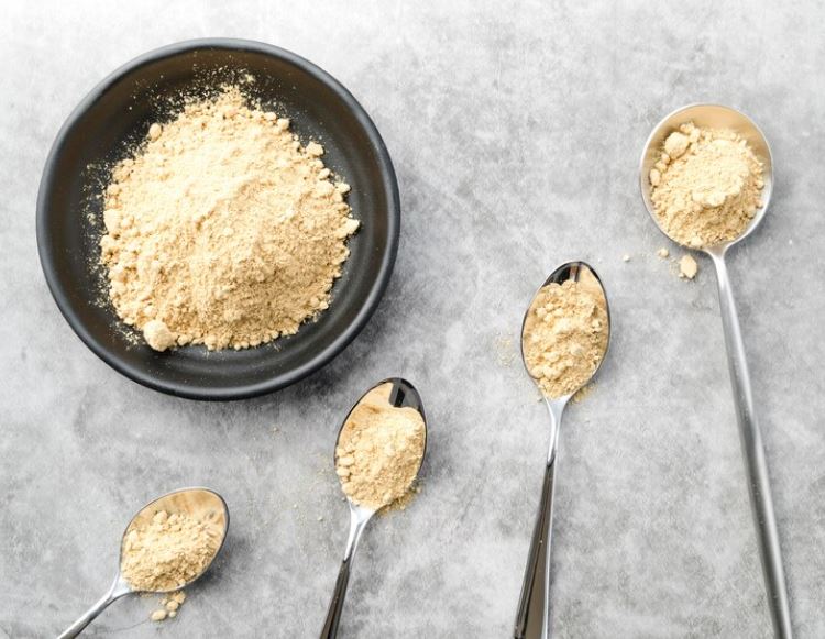 Farinha de Linhaça- Fonte de fibras, gorduras saudáveis e ômega-3, controla o colesterol e saceia a fome por mais tempo. A cada 100 gramas tem 534 calorias. Indicada para o preparo de bolos, tortas e saladas.