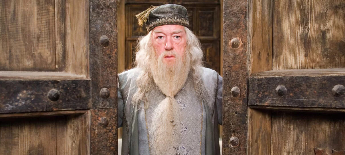 O ator Michael Gambon ficoubfamoso por interpretar Albus Dumbledore em filmes de Harry Potter. Ele tinha prestigiada carreira e  morreu em 28/9, aos 82 anos, após ter uma grave pneumonia. Ele tinha 