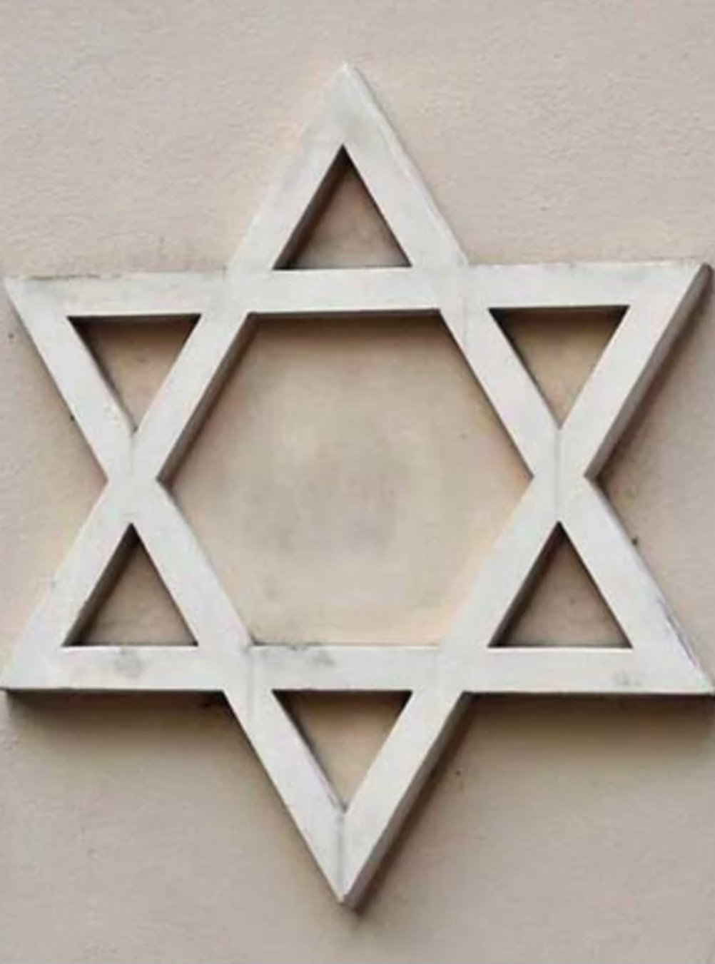 Estrela de Davi- É um símbolo de seis pontas, usado como amuleto da sorte. Encontrado em joias, decorações e objetos de arte, pode ser feito de ouro, prata ou outros metais preciosos. Conhecida como Magen David em hebraico, que significa Escudo de Davi, simboliza proteção espiritual e é também um símbolo de identidade e unidade do povo judeu.