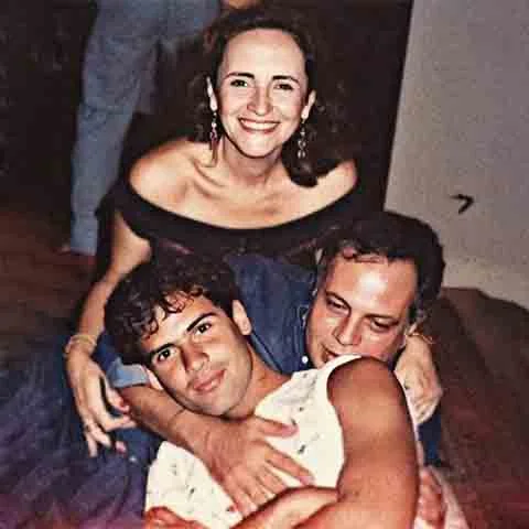 Filho de Lucinha Araújo (1936) e do produtor musical João Araújo (1935-2013), Cazuza nasceu no Rio de Janeiro. Ele sempre teve contato com a música, sendo fã de personalidades marcantes de gerações anteriores, como Cartola, Dolores Duran, Lupicínio Rodrigues, Noel Rosa, Maysa e Dalva de Oliveira. 