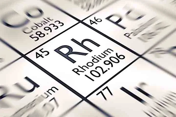 Ele tem um ponto de fusão de 1966º C e de ebulição de 3727º C. Valores que indicam que é uma metal com uma estrutura molecular forte e estável, com densidade de 12,41 g/cm3. Apresenta resistência e durabilidade em várias aplicações (como joias), algo que chama a atenção daquele que o consome. 