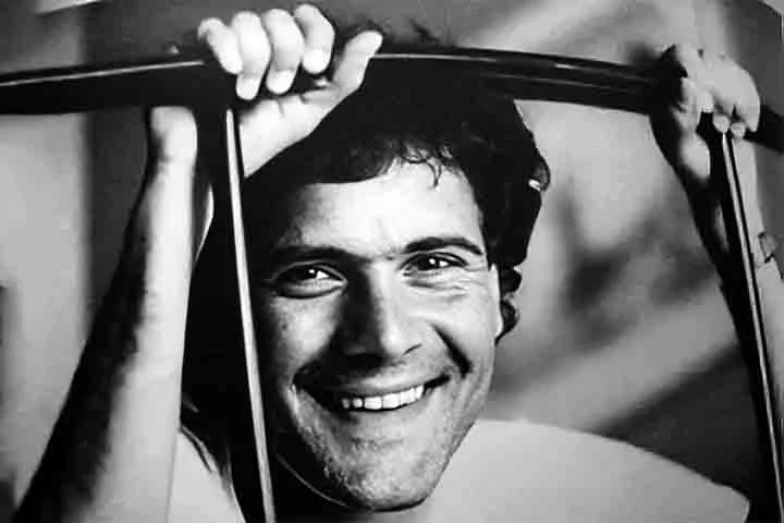 Cazuza foi aprovado em Comunicação em 1976, mas desistiu do curso. Mais tarde, frequentou o Baixo Leblon, onde levou uma vida boêmia. Seu pai, João Araújo, fundador e presidente da Som Livre, criou um emprego para ele na gravadora. 