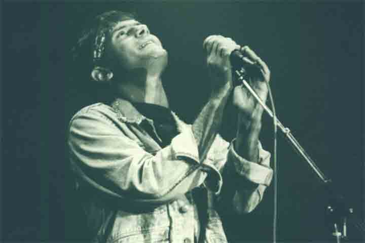 Em outubro de 1985, Cazuza foi internado para tratar uma pneumonia. No mês seguinte, lançou seu primeiro álbum solo, Exagerado. A faixa-título, composta em parceria com Leoni, se tornou um dos maiores sucessos e marca registrada da carreira do cantor.