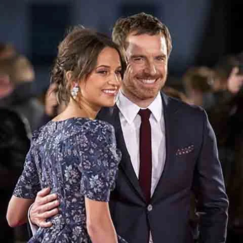 O casal se conheceu durante as filmagens de 'A Luz Entre Oceanos', e a química nas telas logo se transformou em romance. Eles oficializaram a união em uma cerimônia reservada na Espanha e, desde então, dividem a vida entre compromissos de trabalho e momentos de tranquilidade.