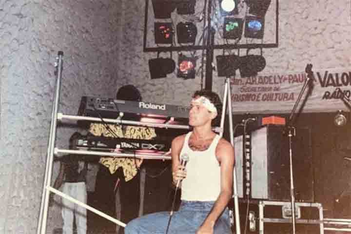Em 1980, retornou ao Rio de Janeiro, onde ingressou no grupo teatral Asdrúbal Trouxe o Trombone, no Circo Voador. Em seguida, Cazuza ingressou em uma banda de rock de garagem carioca, onde nasceu o Barão Vermelho.