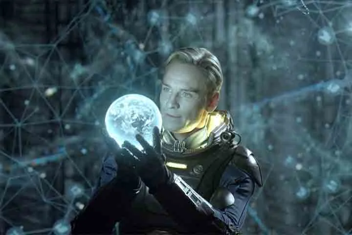 'Prometheus', dirigido por Ridley Scott em 2012, é uma prequela da franquia 'Alien'. Fassbender interpreta o androide David, personagem que se tornou um dos mais icônicos da saga. O filme foi um sucesso de bilheteria e consolidou sua posição como um dos grandes nomes da ficção científica.